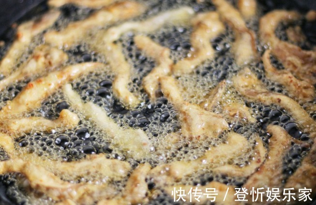 酥脆|炸蘑菇，用淀粉还是用面粉牢记“用粉比例”，蘑菇酥脆不易回软