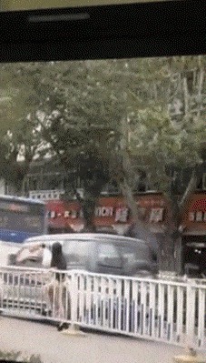 |搞笑GIF:防火防盗防闺蜜 这样的闺蜜不要也罢