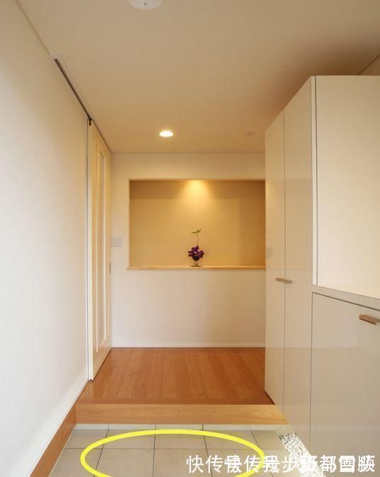 玄关处|日本的玄关设计太值得学习了,下沉5公分,柜子一半悬空一半落地