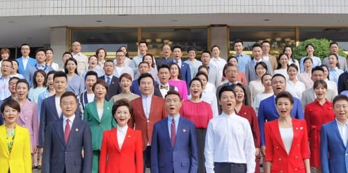 央視涌入大量新面孔，節(jié)目煥發(fā)全新活力，老牌主持人被替代