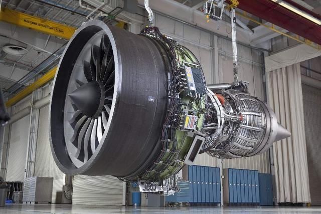 直径 2米风扇直径的大发动机2台一起装机试飞