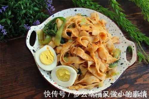 把面条煮一煮,浇点热油,做法真简单,味道喷喷香,越吃越想吃