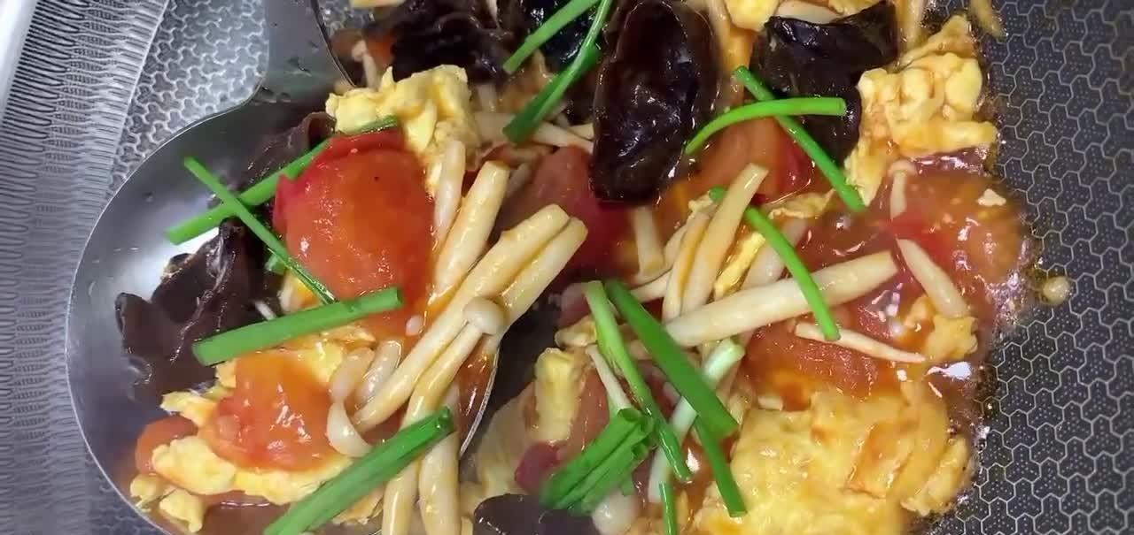 制作西红柿木耳炒鸡蛋时,加入一样配菜,鲜香味美孩子喜欢都喜欢