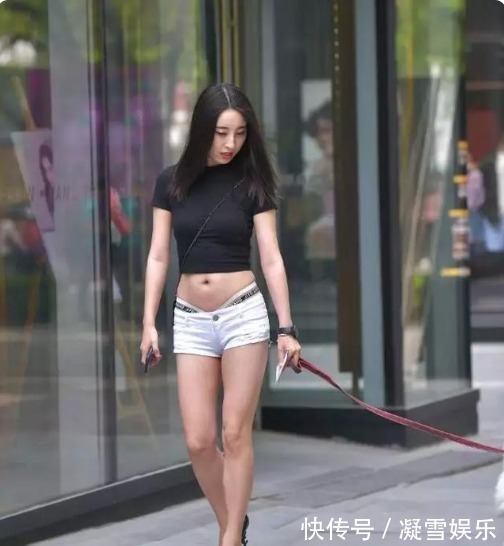 黑色 黑色衫搭配个性短裤,居家又有爱心邻家女孩