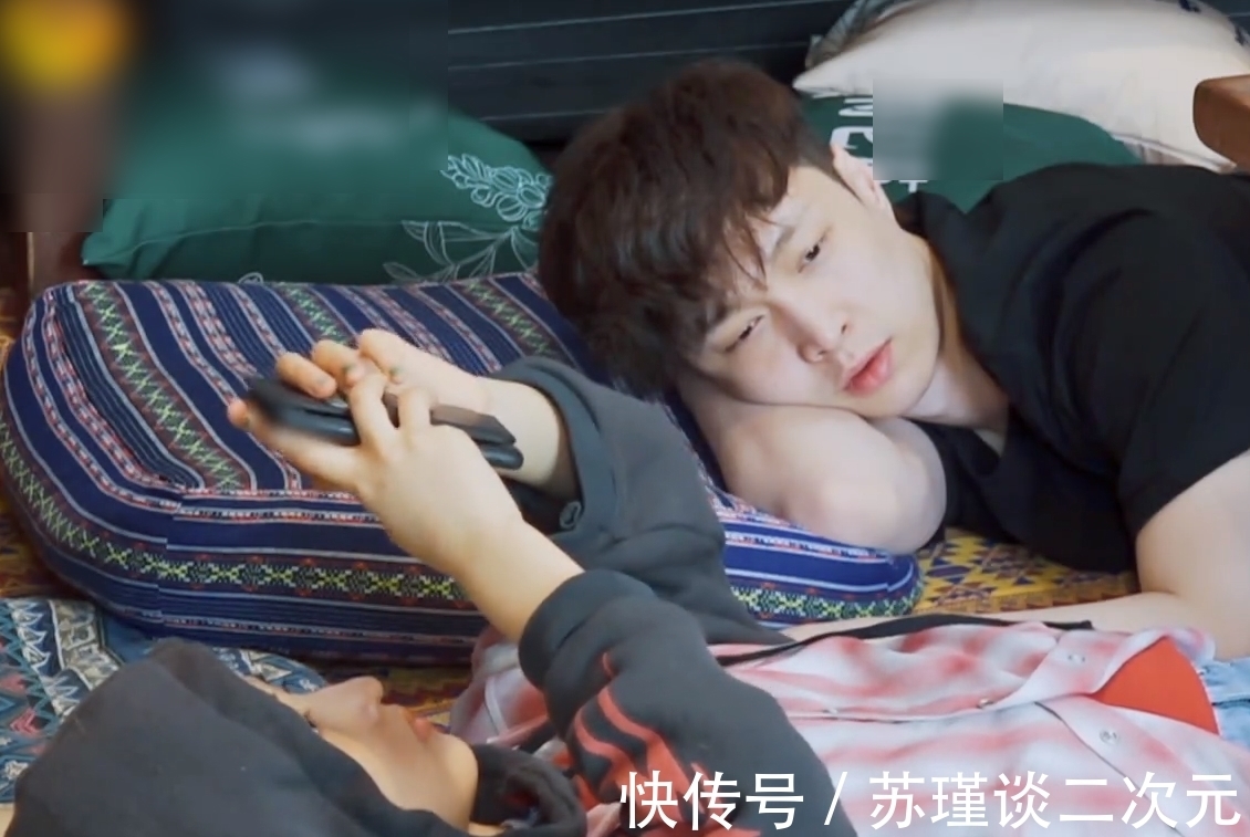 地毯|張藝興悠閑躺在地毯上,誰(shuí)注意彭昱暢躺哪?弟弟的讓步很顯然