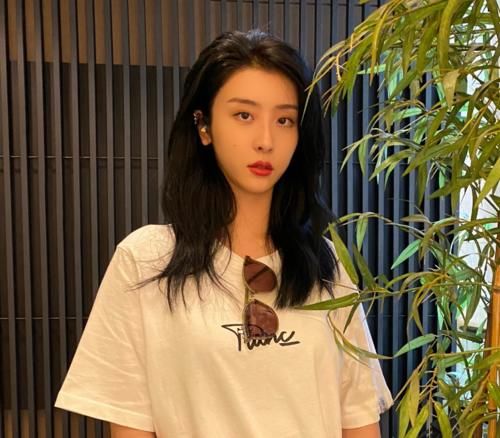  赵小棠|姐妹资源双开，虞书欣常驻《跨次元新星》，赵小棠也迎来个人综艺