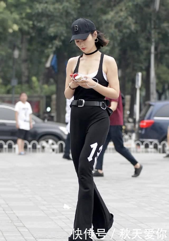 紧身|街拍美女小姐姐黑色紧身衣搭配阔腿裤，小姐姐完美诠释妩媚动人