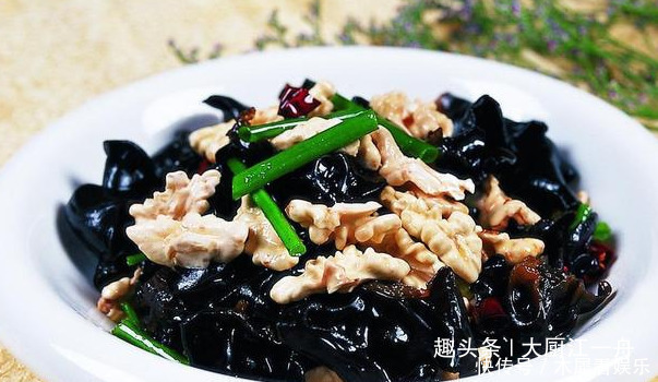  入锅内|肉末木耳，直接下锅就错啦，难怪不脆不入味，大厨这样做才对