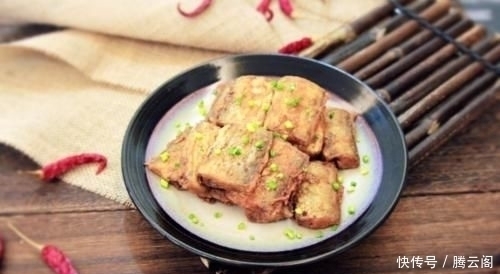 烹饪带鱼,去腥时别只加盐!大厨说多加一样东西,鱼肉鲜嫩没腥味