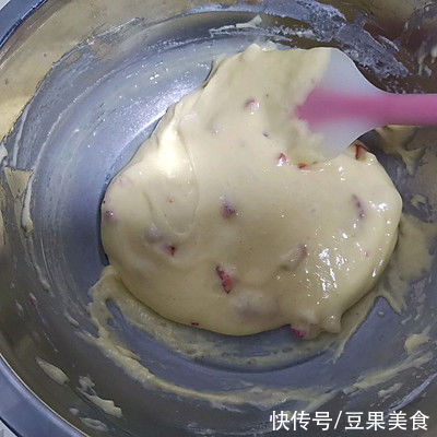 #健康甜蜜烘焙料理#草莓酥粒马芬蛋糕