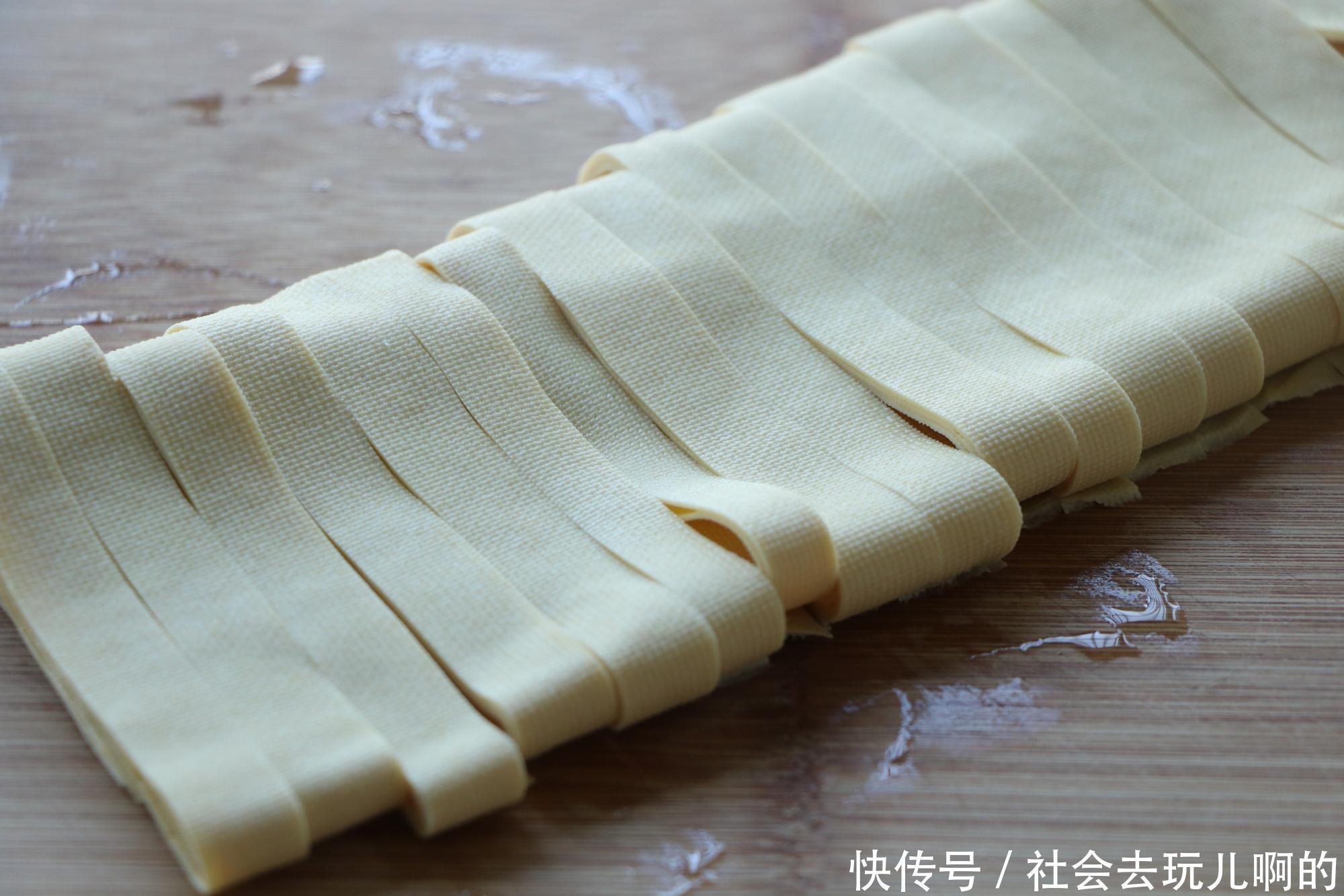 超爱|天气凉了，煮上一锅金针菇番茄汤，汤汁多，保暖又下饭，超爱吃