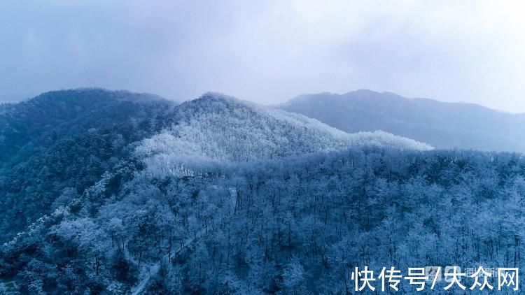 景观|济南现绝美雾凇！航拍视角俯瞰漫山雪白犹如仙境