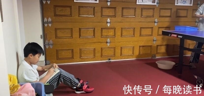 写作业|王楠全家排排站!女儿站木板上与妈妈练球,儿子靠墙坐地写作业!