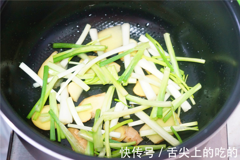 三黄鸡|电饭煲蒸鸡,顺滑可口,醇香脱骨,比烤鸡更香,上桌就被抢光
