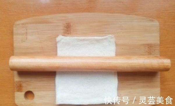 一款精致早餐卷，紫薯香蕉加吐司，卷一卷切一切就完成