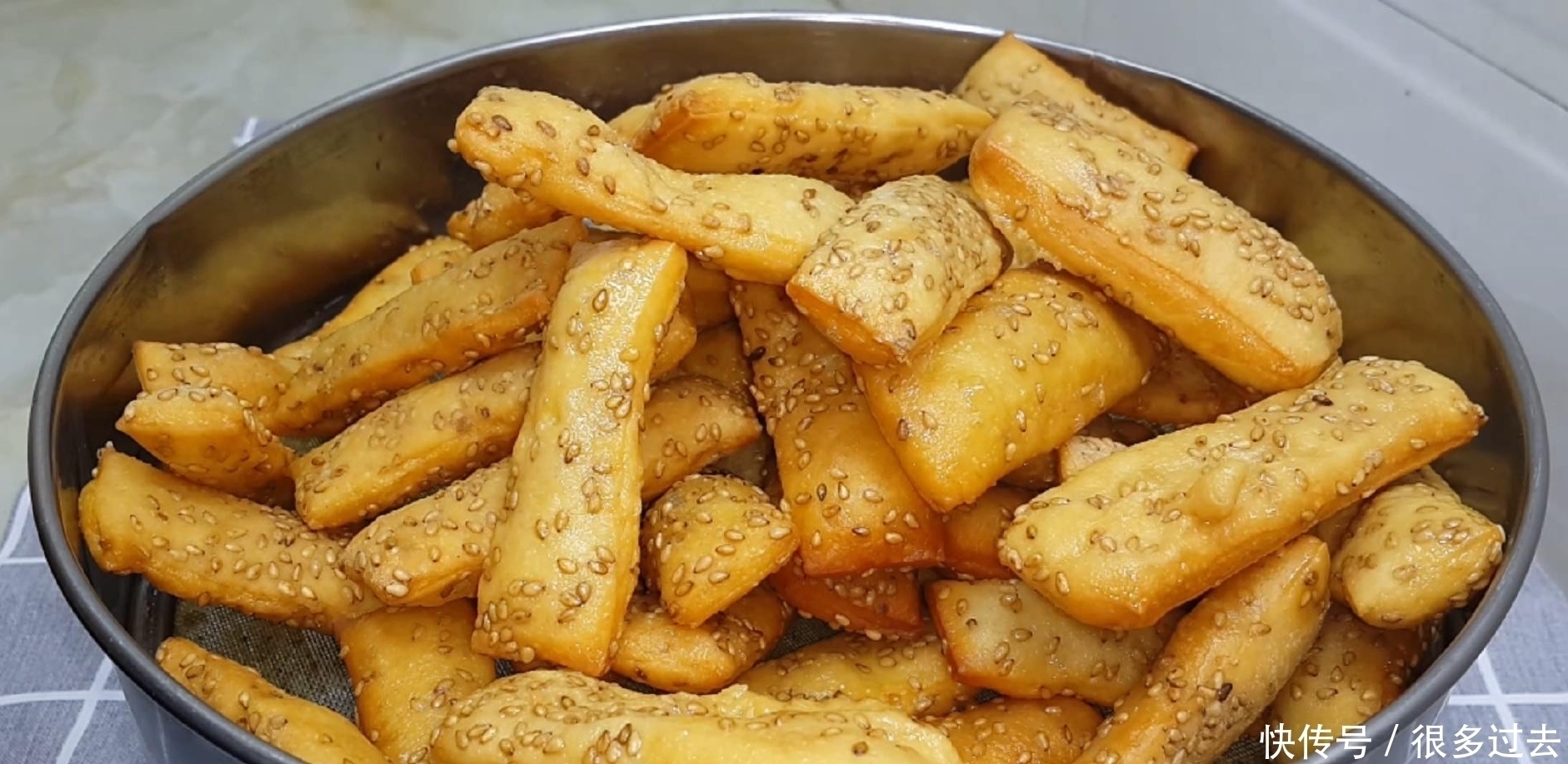 面包|面粉别炸油条了,加3个鸡蛋,个个松软又空心,比麻花面包还好吃