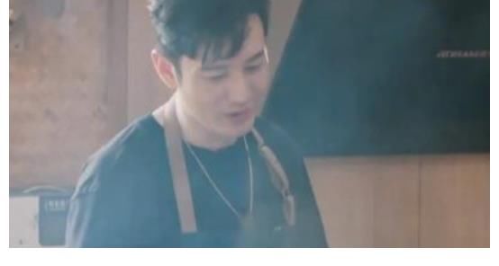 黄磊|黄晓明晒豪华晚餐,8盘菜中baby最爱红烧肉,儿子餐具显眼