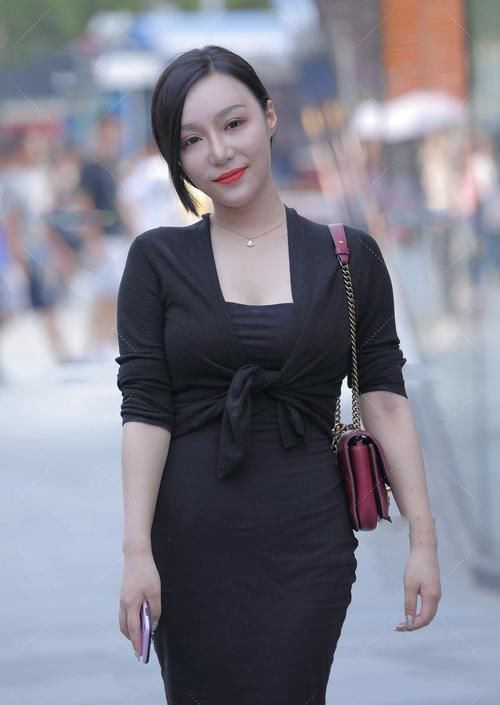 一袭黑色典雅套装,掩盖不住优雅气质,尽显女人味
