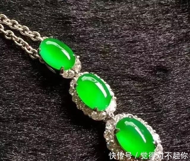 水头|老大爷嫌自己佩戴的翡翠水头不太好,用水一泡后,一看吓了一跳