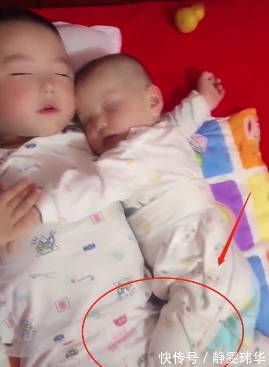 兄弟俩|5岁哥哥哄2岁弟弟睡觉,宝妈掀开被子一瞧,这睡姿简直暖哭了