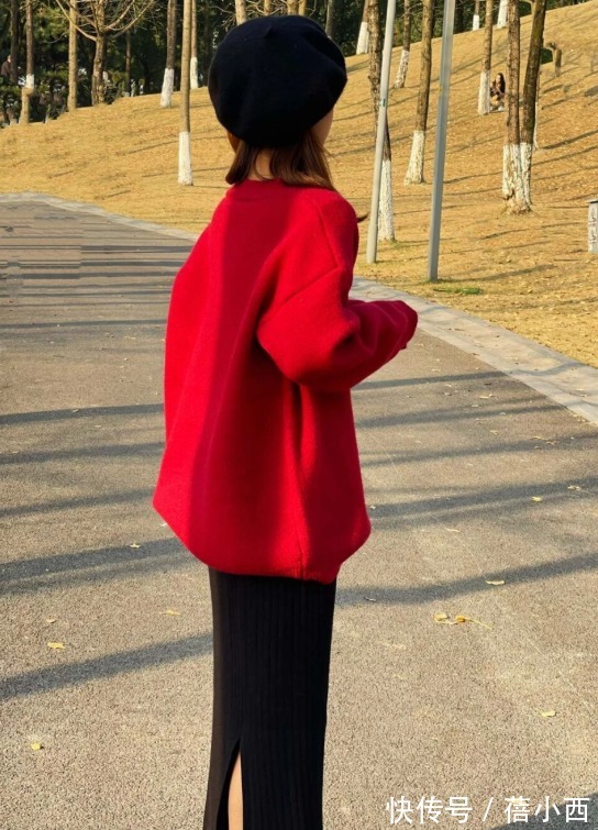 斜挎包 “针织衫”总是穿得平平无奇?建议你从颜色入手,轻松显白好几度