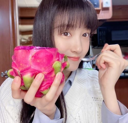 刘海|关晓彤用火龙果做小零食，《王牌对王牌》分享新吃法，好吃不洗碗