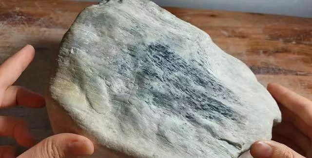 翡翠原石|皮薄如纸的木那原石,爆出2只高冰玻璃种手镯,心里顿时美滋滋的