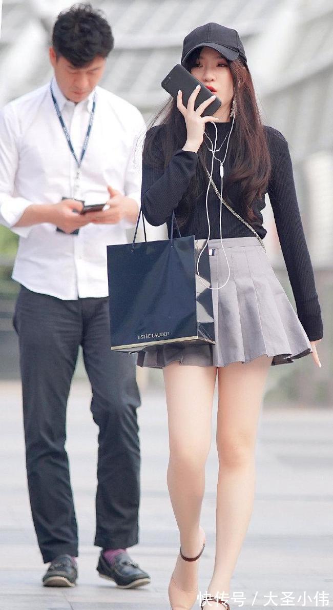 街拍 美女街拍:这年头敢穿这种裙子的女孩都是宝藏,大街上生怕转个弯就看不到了!