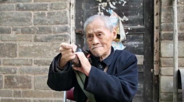 此人|此人刺杀日军后顺走一把军刀,日方花三千万被拒,现藏中国博物馆