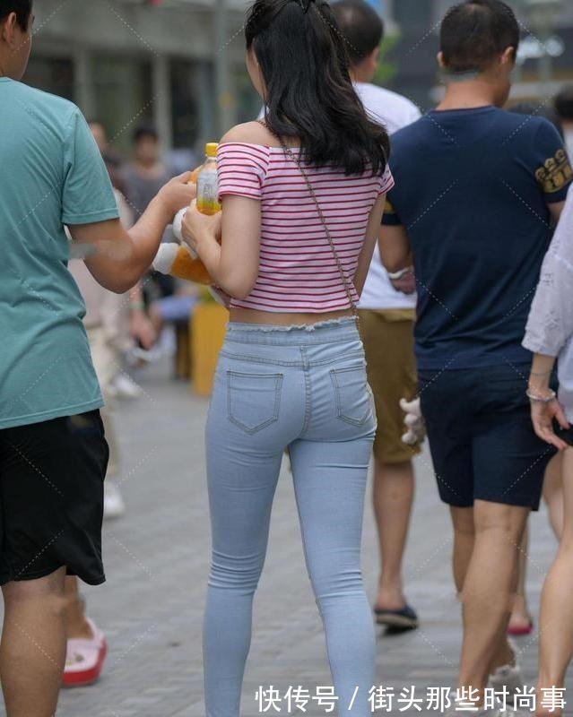衣服 红白条纹肩外套搭配牛仔裤，清新优雅，充满活力！