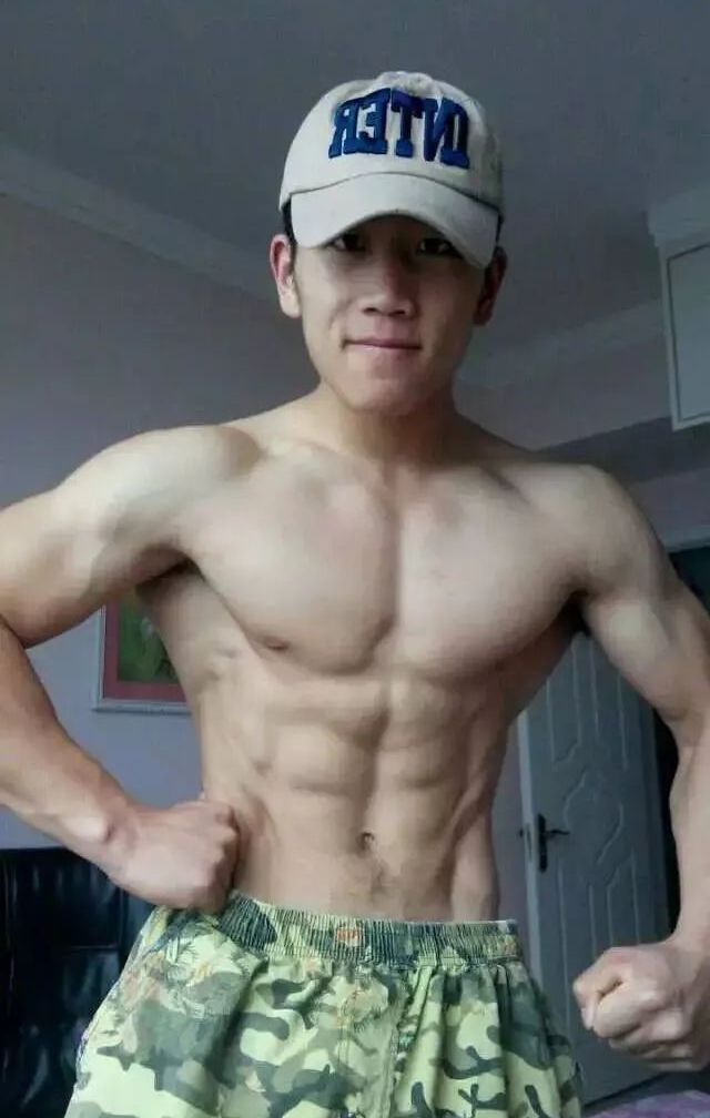 腹肌|深蹲210kg硬拉180kg,山东大汉高颜值好身材,8块腹肌太惹眼