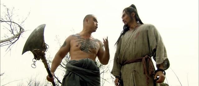 野猪林!鲁智深被孤立的时候,林冲却不敢挺他,真不配做鲁智深的兄弟!