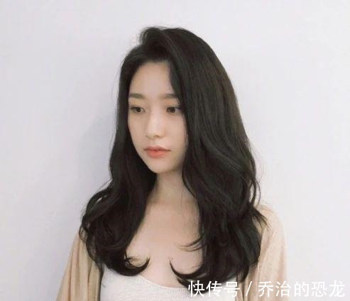 脸型 想拥有女神级偏分发型，不要忘记做这两件事，修饰脸型更有高级感！