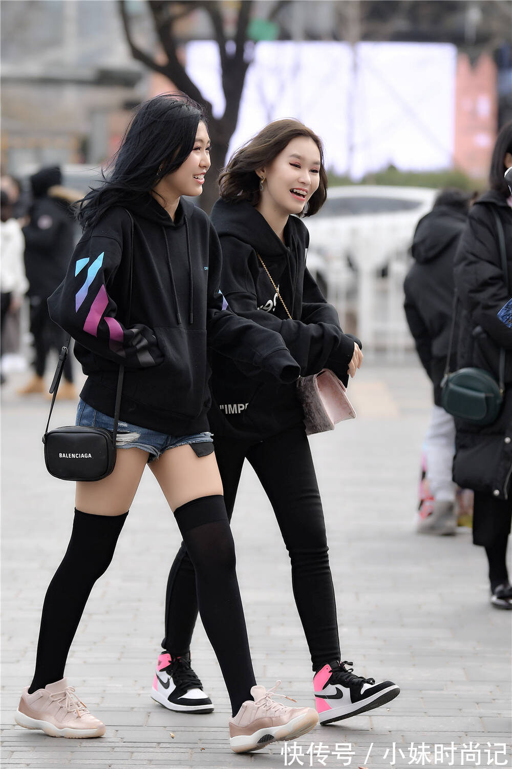 冬季|姐妹逛街,要不是看到别人穿着羽绒服,都不敢相信这是冬季