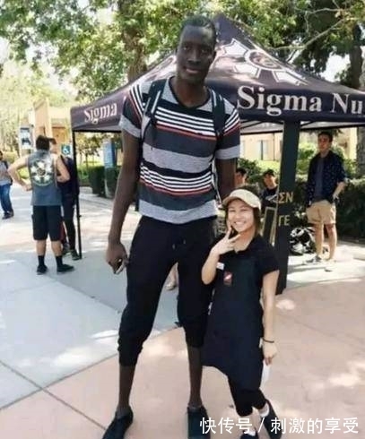 |搞笑图片幽默段子笑话:孩子,爸爸醒来会打你的哦,哈哈哈