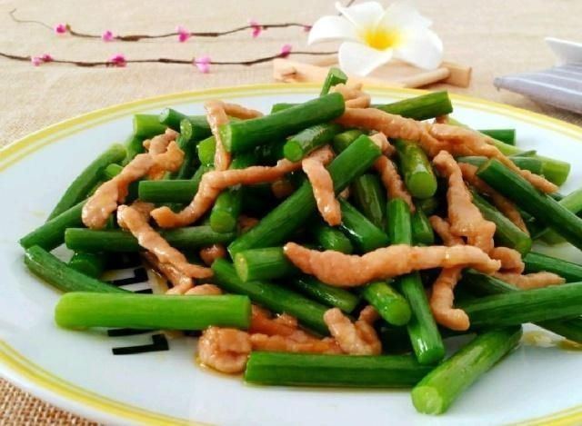 炒青椒肉丝前做好这一步,肉丝嫩滑入味不粘锅,炒出来更好吃