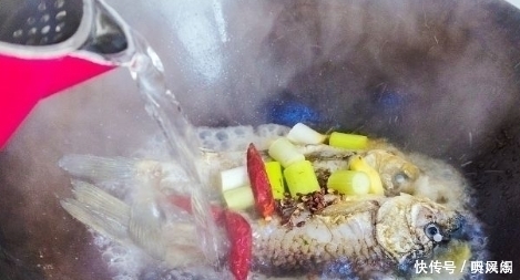 炖鱼时,万万不可放“它”,不然腥味锁在鱼里,鱼汤不鲜,口感差