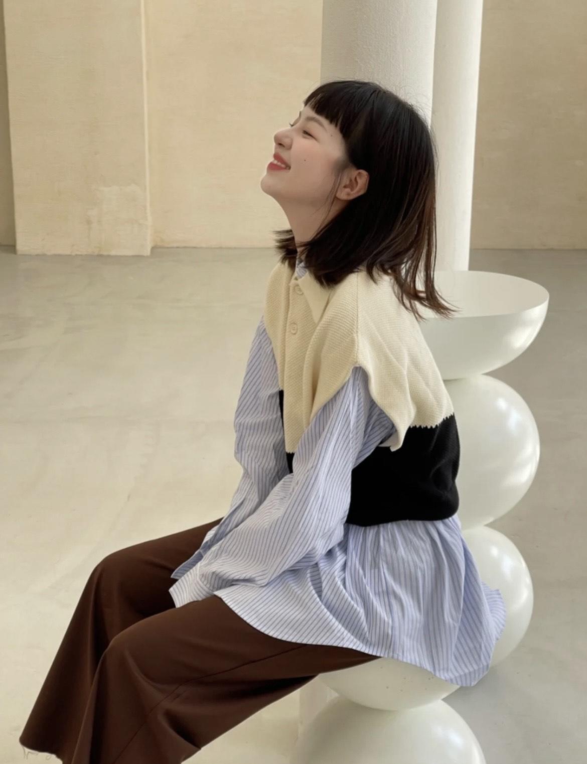 牛仔马甲|秋季，牛仔马甲怎么搭才洋气？搭配黑色衬衫和阔腿裤，高级又洋气