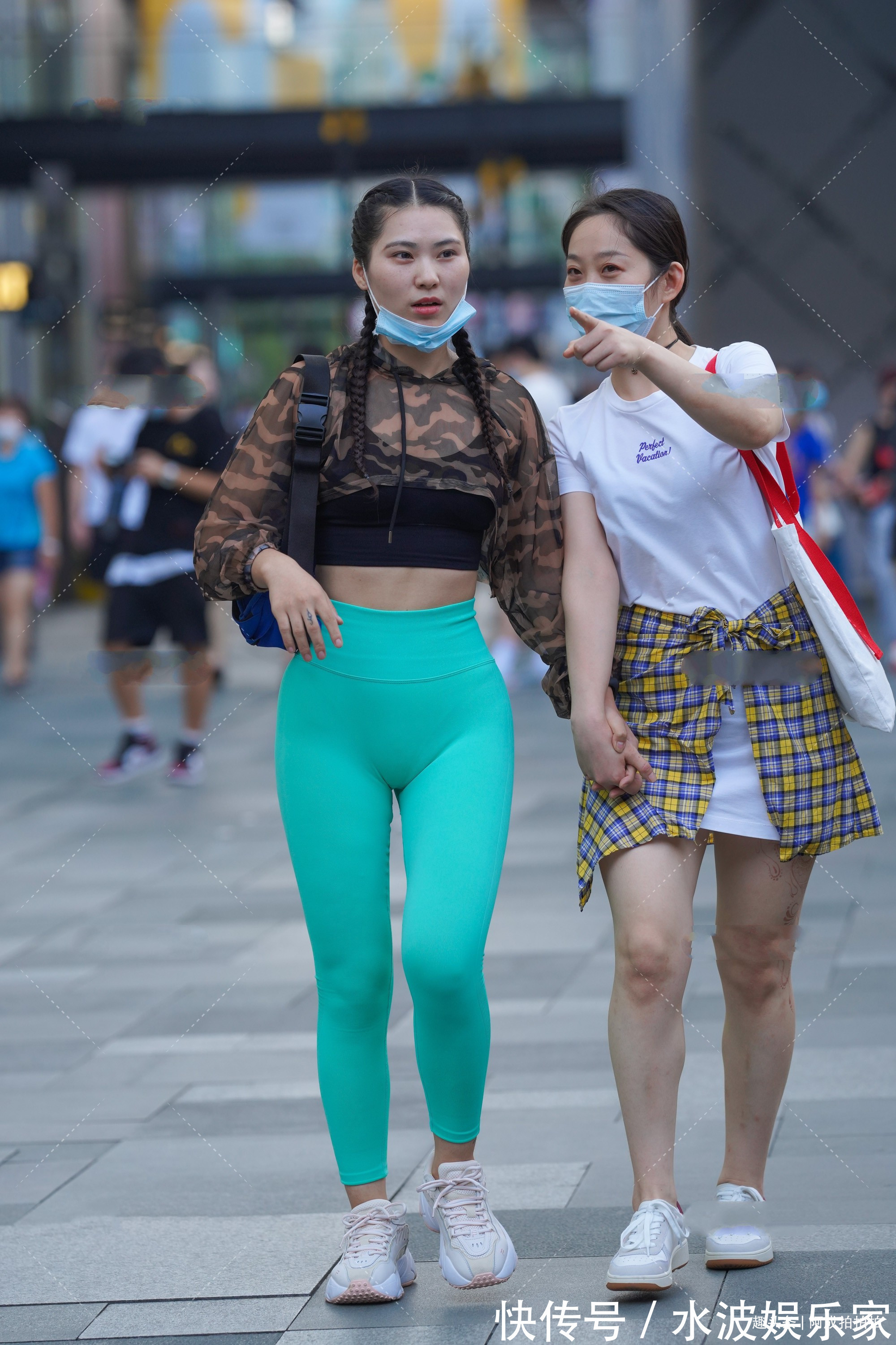 紧身运动裤 迷彩短款卫衣搭配湖蓝色紧身运动裤,气质出众,引领时尚潮流