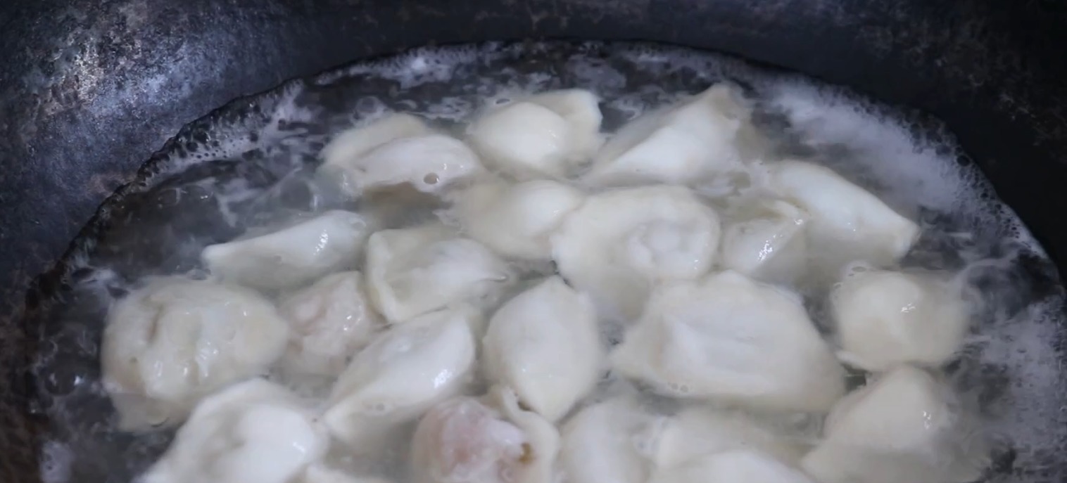煮速冻饺子，冷水和开水下锅都不对，教你一招，饺子不破皮又好吃