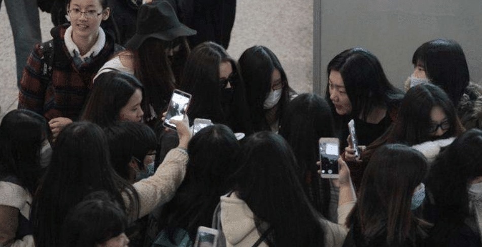 迪丽热巴|迪丽热巴意外摔坏粉丝手机，脱口而出7个字后，在场的群众都惊了