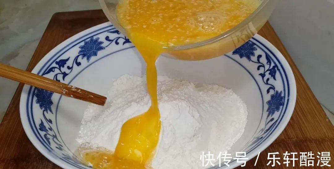 面粉|3个鸡蛋，1斤面粉，大刀一切，松软香甜不刷油，我家一周吃五次