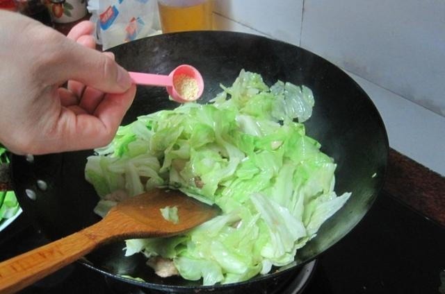 炒包菜时，不要直接下锅炒，多加一步，鲜嫩爽脆口感好！