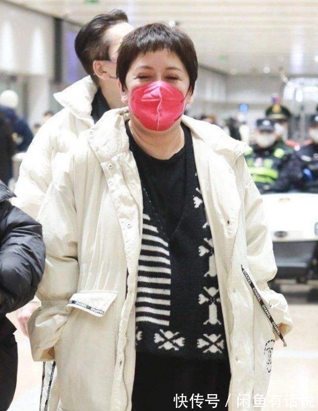 绗缝|向太胖得坦荡,穿羽绒服配小脚裤显富态,胖阿姨学她这样穿挺时髦