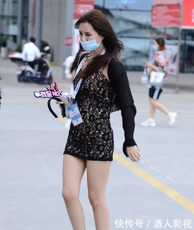 蕾丝连衣裙 蕾丝连衣裙搭配针织开衫,性感妩媚,成熟大气的纯黑穿搭