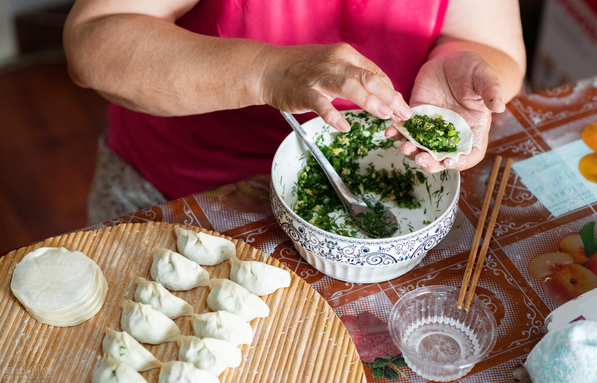 虾皮|调韭菜馅,关键1步要牢记,韭菜翠绿不出水,包出的饺子鲜美好吃
