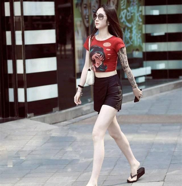 套装|街拍:美女深色的条纹套装,把职业装穿得很时尚,笑容甜美可爱