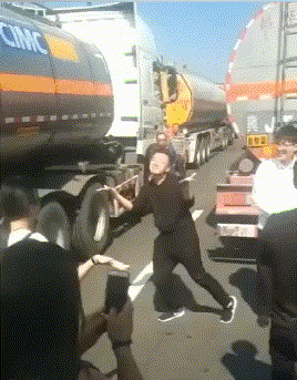 |搞笑GIF段子:大哥,堵车的时候在别在高速公路跳舞,作为男人也不知道害羞!