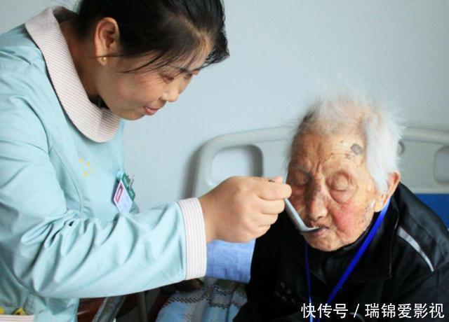 上升期|人到晚年才明白,家里有两个儿子和一个儿子的区别,真的很现实