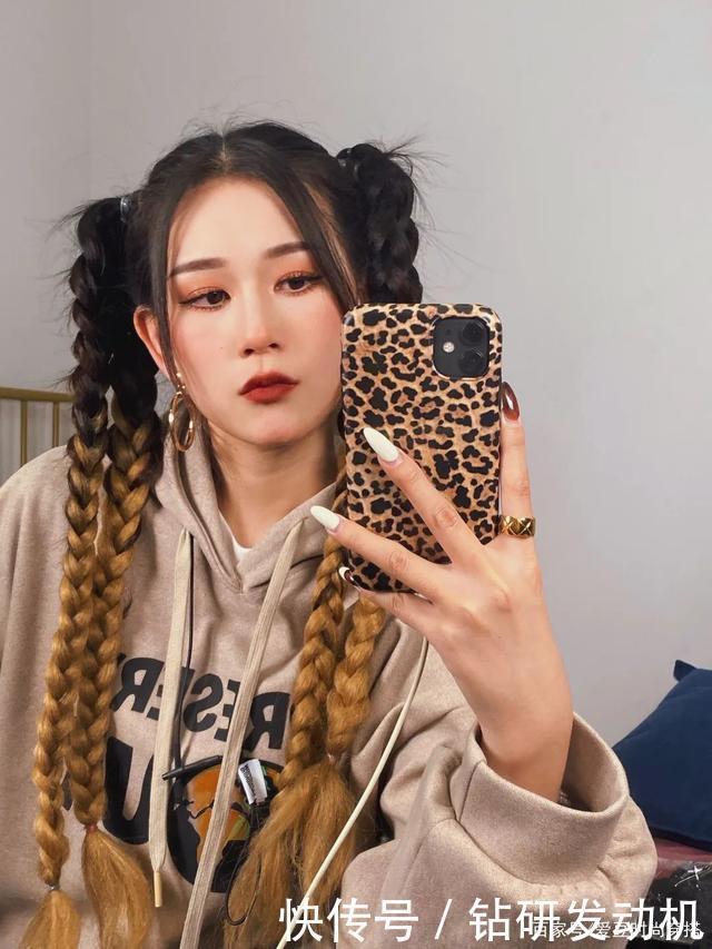 假发片|别再搞“挂耳染”了!3个显脸小的新年发型,照着弄特美